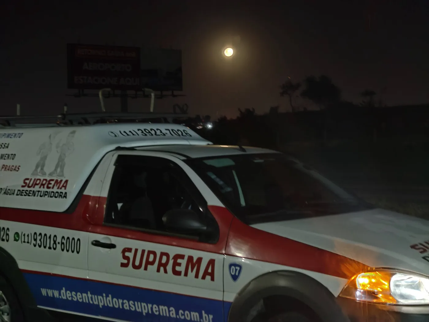Veículo identificado da Suprema Desentupidora em deslocamento