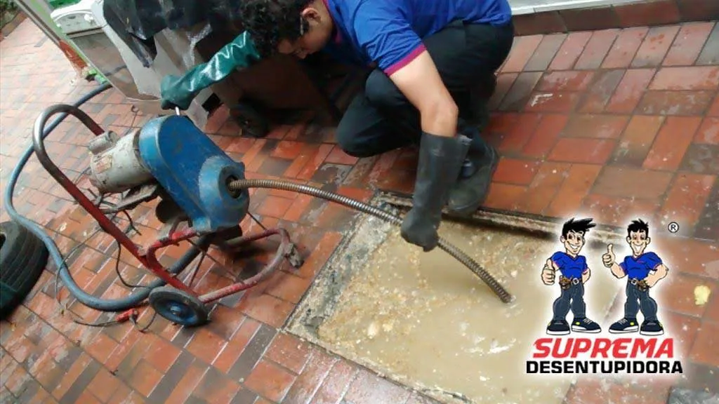 Técnico da Suprema usando máquina rotativa em ralo externo